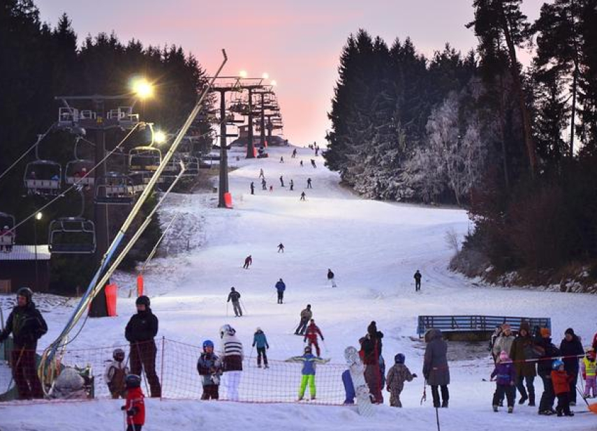 Lyžování ve skiareálu a úniková hra v Lukách nad Jihlavou