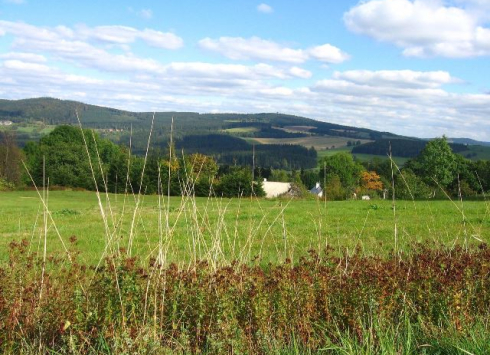 DURCH DIE HÜGELLANDSCHAFT VON JIMRAMOV ENTLANG DER SVRATKA